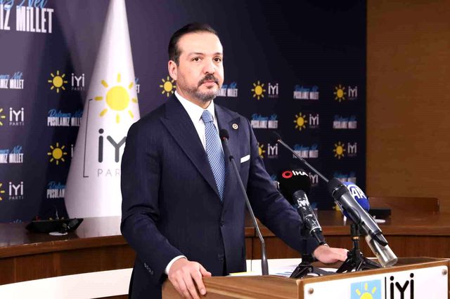 İYİ Parti'den, CHP lideri Özgür Özel'in Anayasa mitingi çağrısına yanıt: Katılmayacağız İYİ Parti'den, CHP lideri Özgür Özel'in Anayasa mitingi çağrısına yanıt: Katılmayacağız