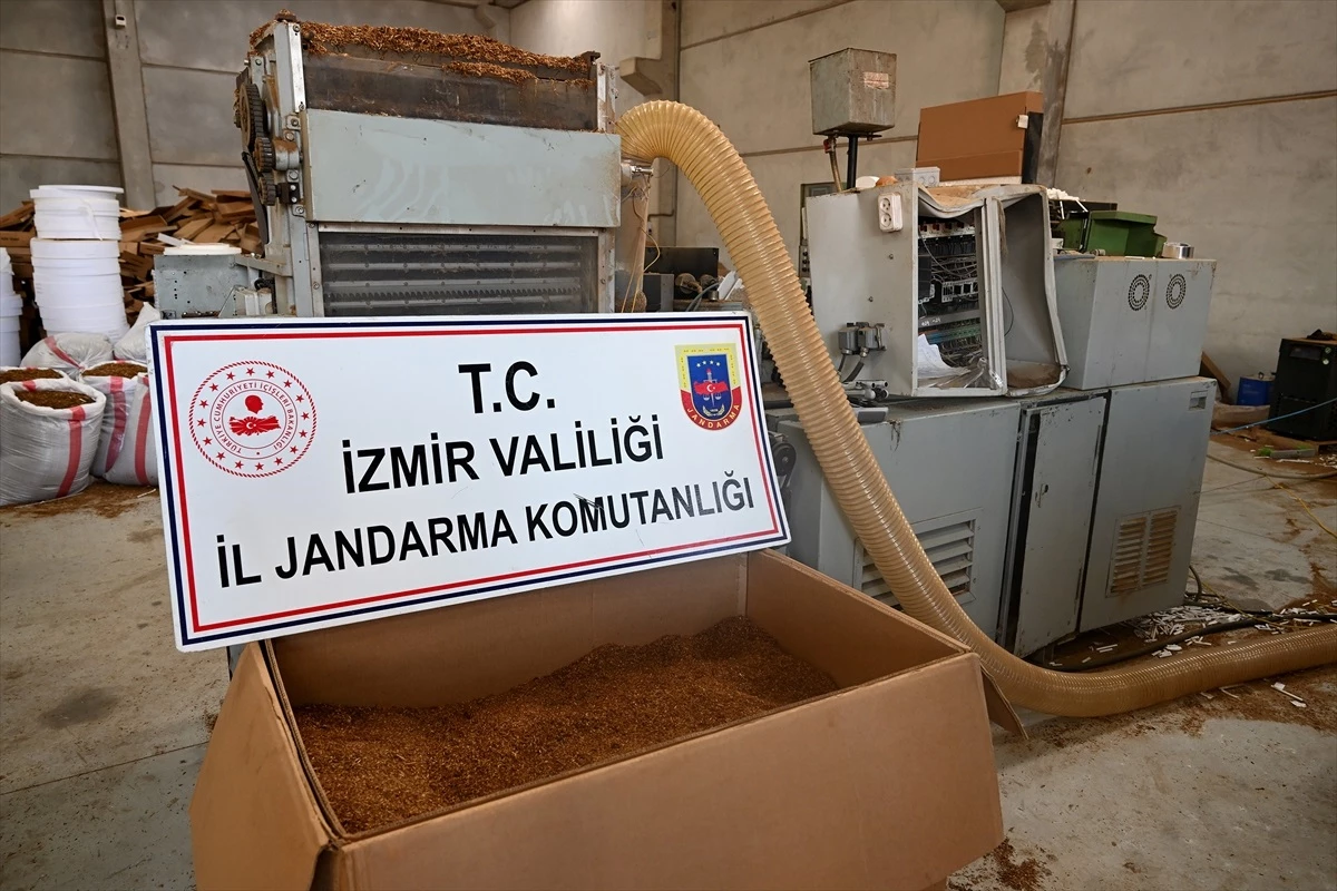 İzmir\'de kaçak sigara üretimi yapan depoya operasyon: 3 gözaltı