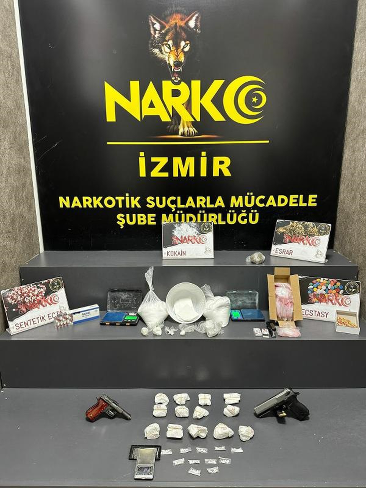 İzmir\'de yapılan operasyonda uyuşturucu ele geçirildi, 8 kişi tutuklandı