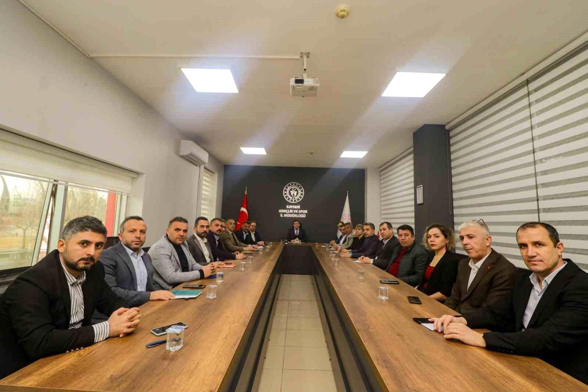 Gençlik ve Spor İl Müdürü Ali İhsan Kabakcı, ilçe ve şube müdürleriyle değerlendirme toplantısı yaptı