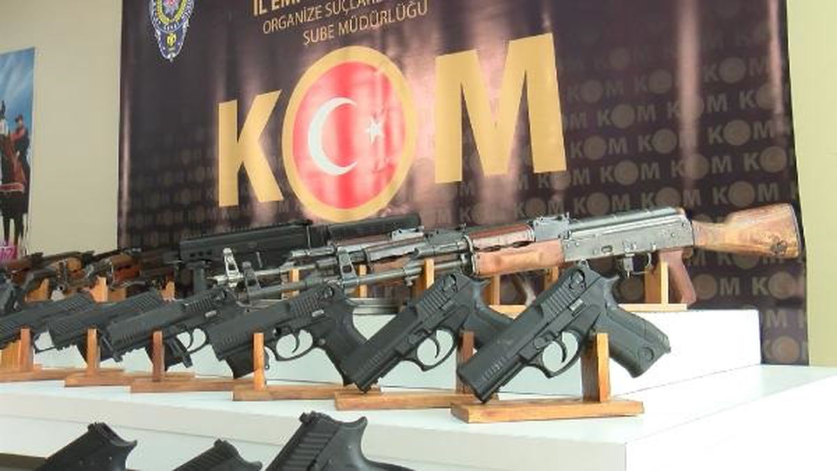 İstanbul\'da suç örgütlerinden ele geçirilen silahlar sergilendi
