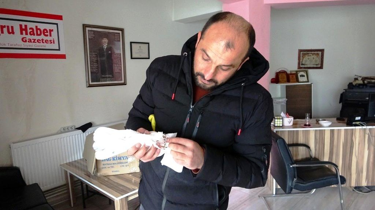Bitlis\'te Kar Altında Kalan Beyaz Güvercine Esnaf Sahip Çıktı