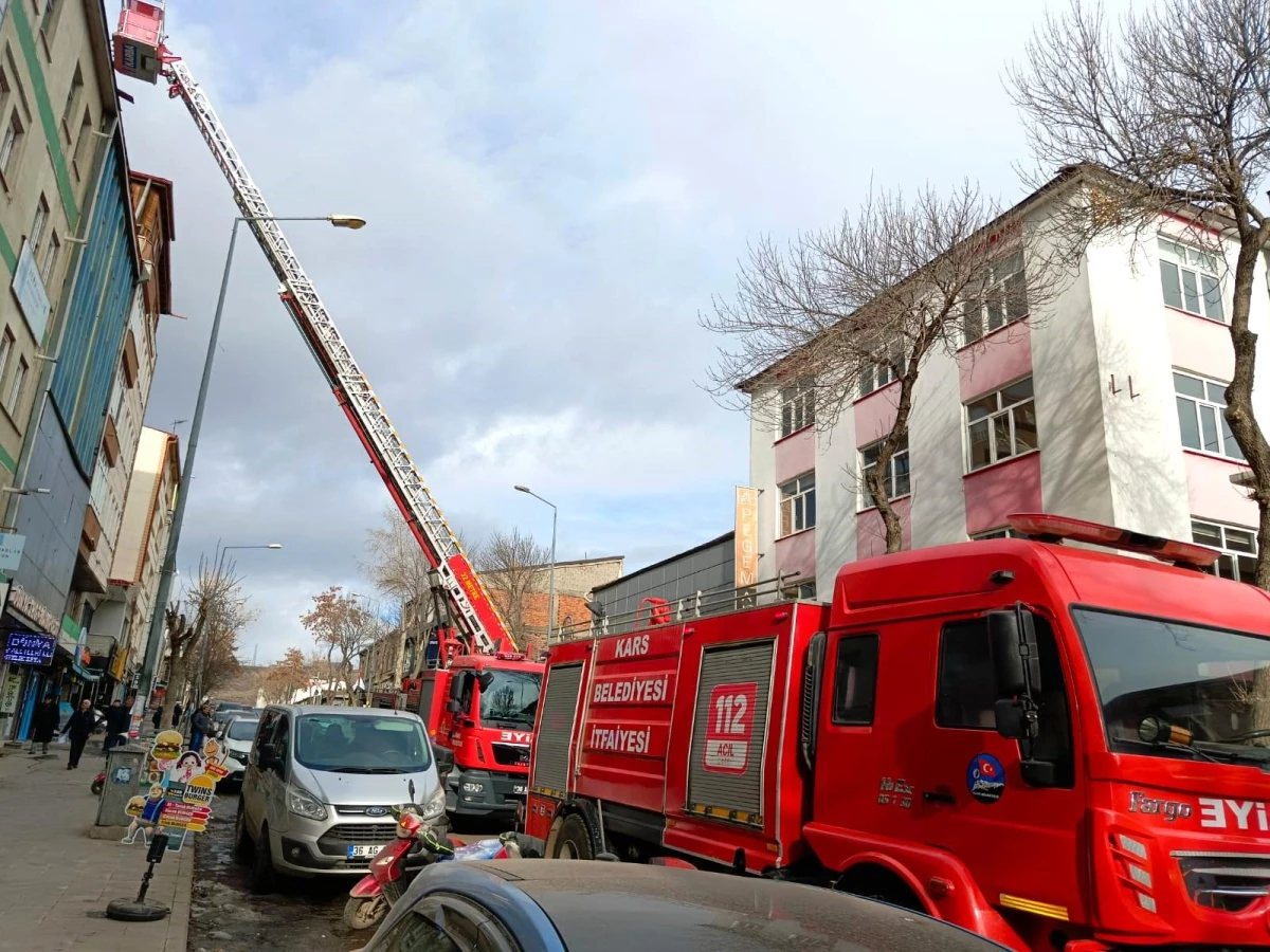 Kars\'ta bir iş yerinin bacasında çıkan yangın itfaiye ekiplerince söndürüldü