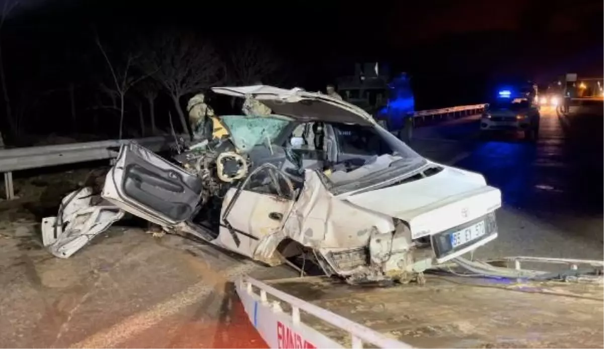 Muş'ta kaza: Otomobil refüje çarptı, 2 kişi yaralandı