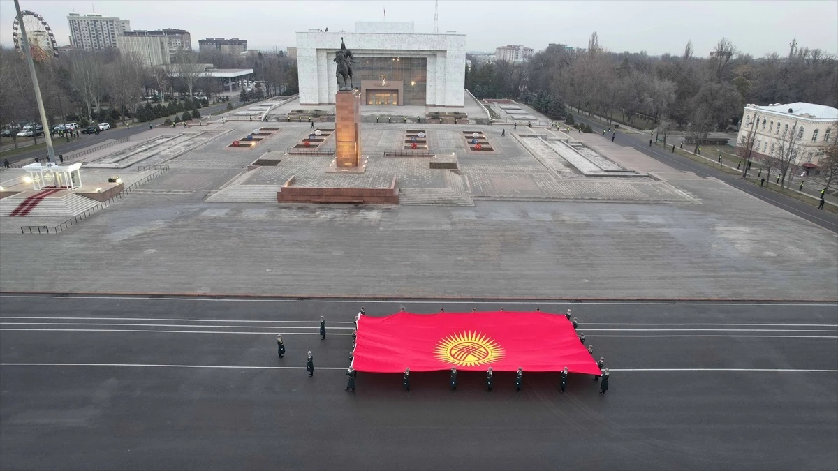 Kırgızistan\'da tasarımı değiştirilen bayrak törenle göndere çekildi