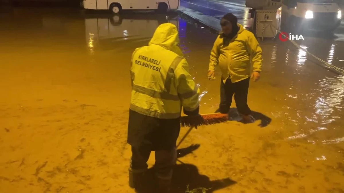 Kırklareli\'de şiddetli yağış: Araçlar suya gömüldü