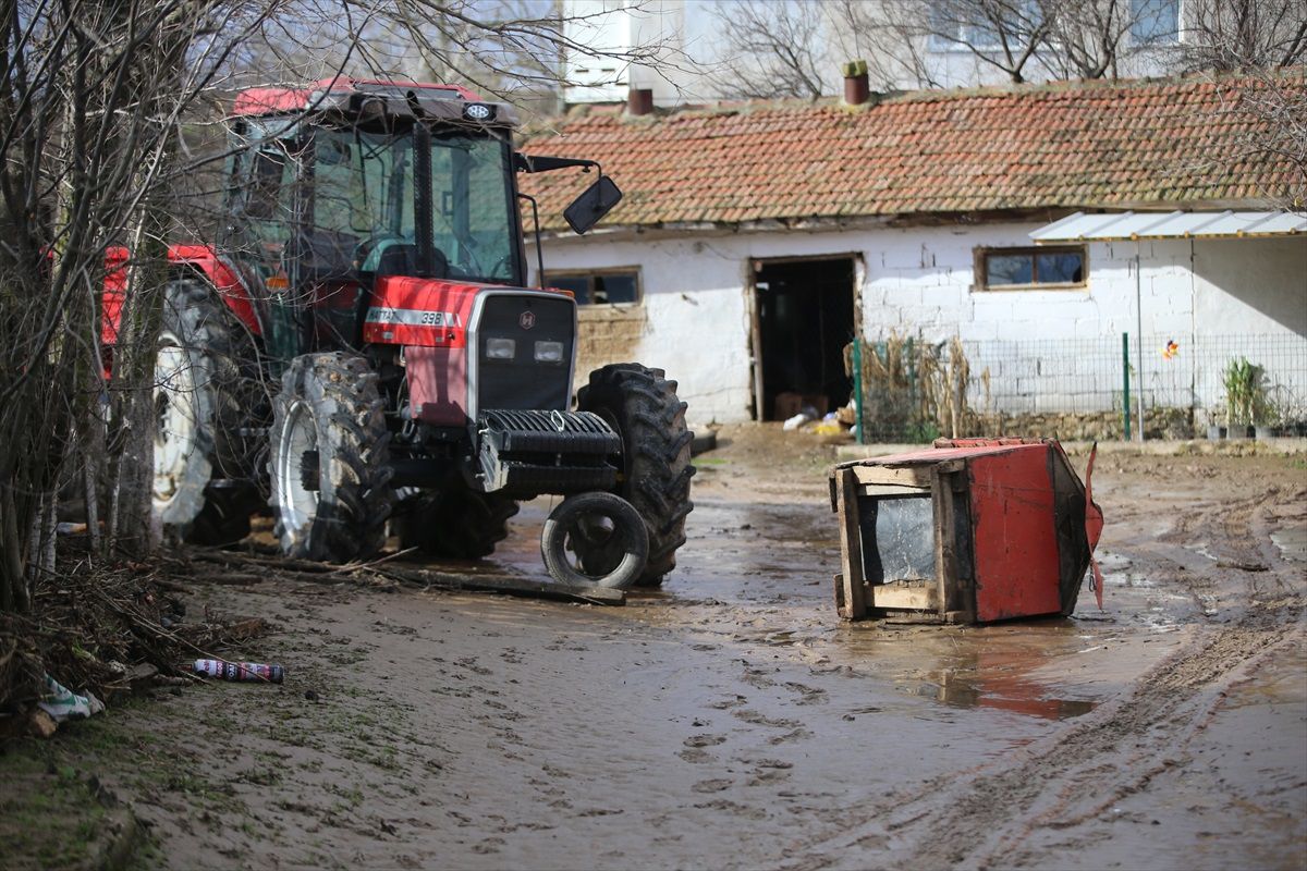 Kırklareli\'nde Şiddetli Yağış Sonrası Su Baskınları: Evler ve Tarım Arazileri Hasar Gördü