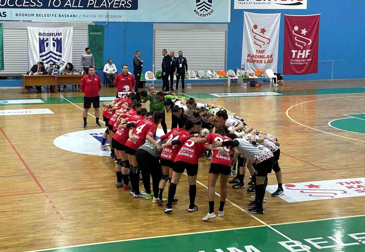 Konyaaltı Belediye Spor Kulübü Kadın Hentbol Takımı Yalıkavak\'ı mağlup ederek namağlup ünvanını sürdürdü