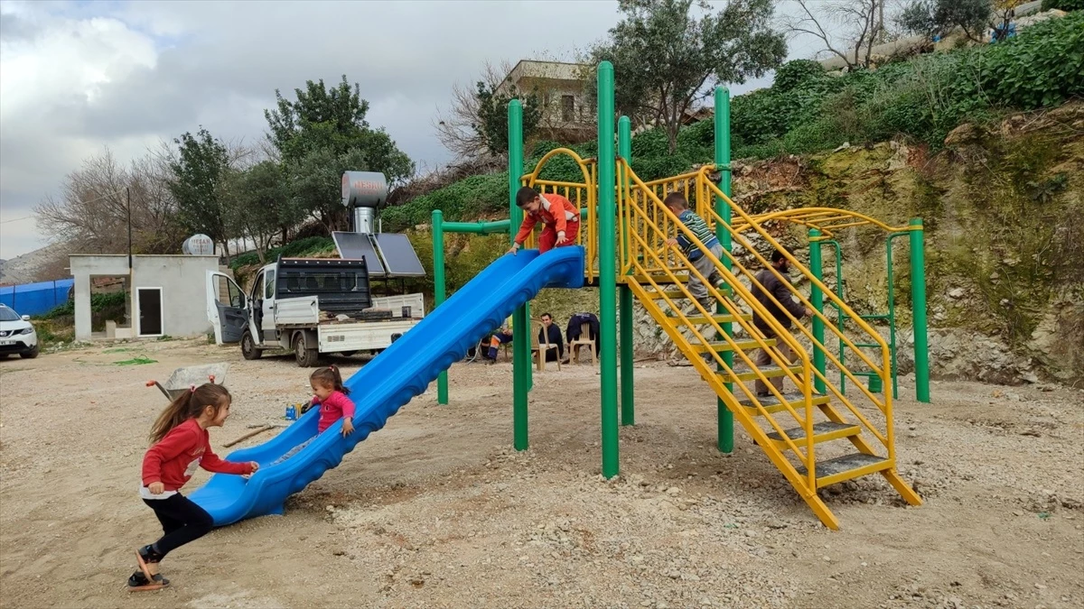 Kozan\'da Işıklı Mahallesi\'nde çocuk parkı açıldı