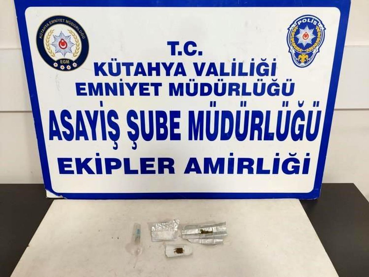 Kütahya\'da yapılan üst aramasında metamfetamin ve bonzai ele geçirildi