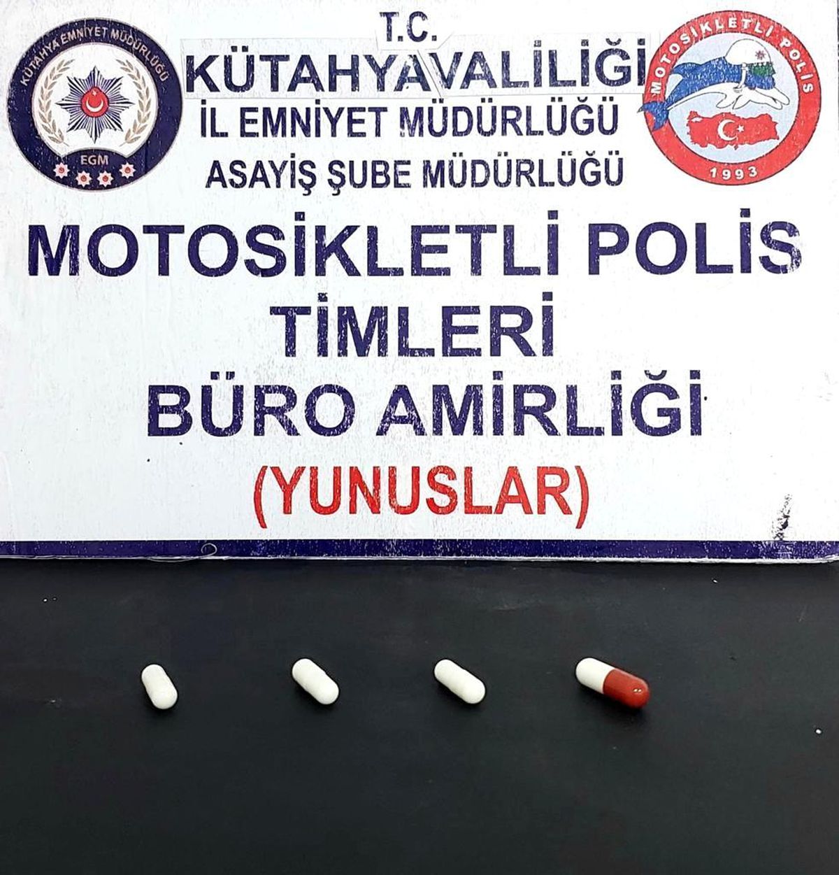 Kütahya\'da Motosikletli Polis Timlerince Durdurulan Araçta Sentetik Ecza Hapları Ele Geçirildi