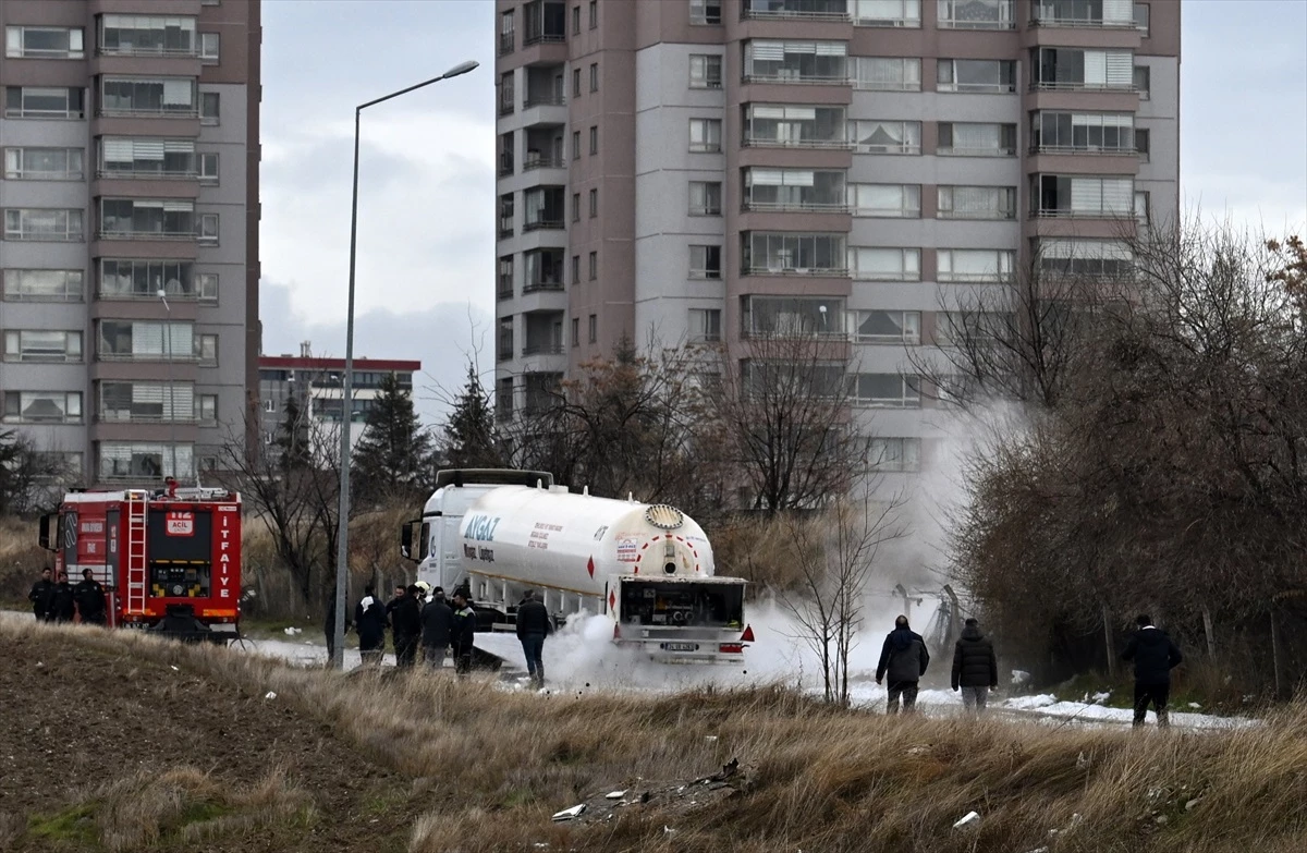 Ankara\'da LPG Dolu Tankerde Meydana Gelen Sızıntıya İtfaiye Müdahale Ediyor