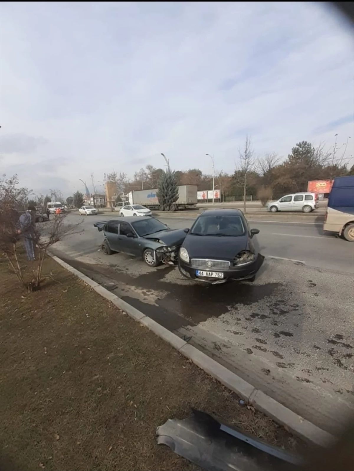 Malatya\'da 5 aracın karıştığı zincirleme trafik kazasında 2 kişi yaralandı