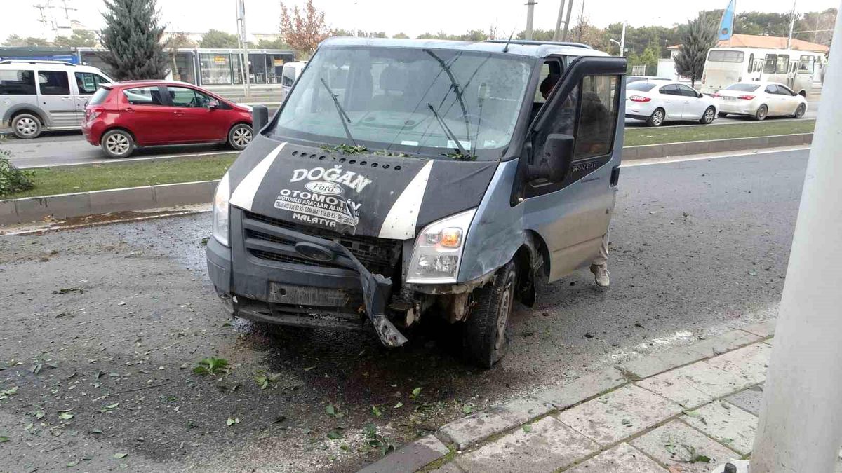 Malatya'da Minibüs ve Otomobil Çarpıştı: 2 Yaralı