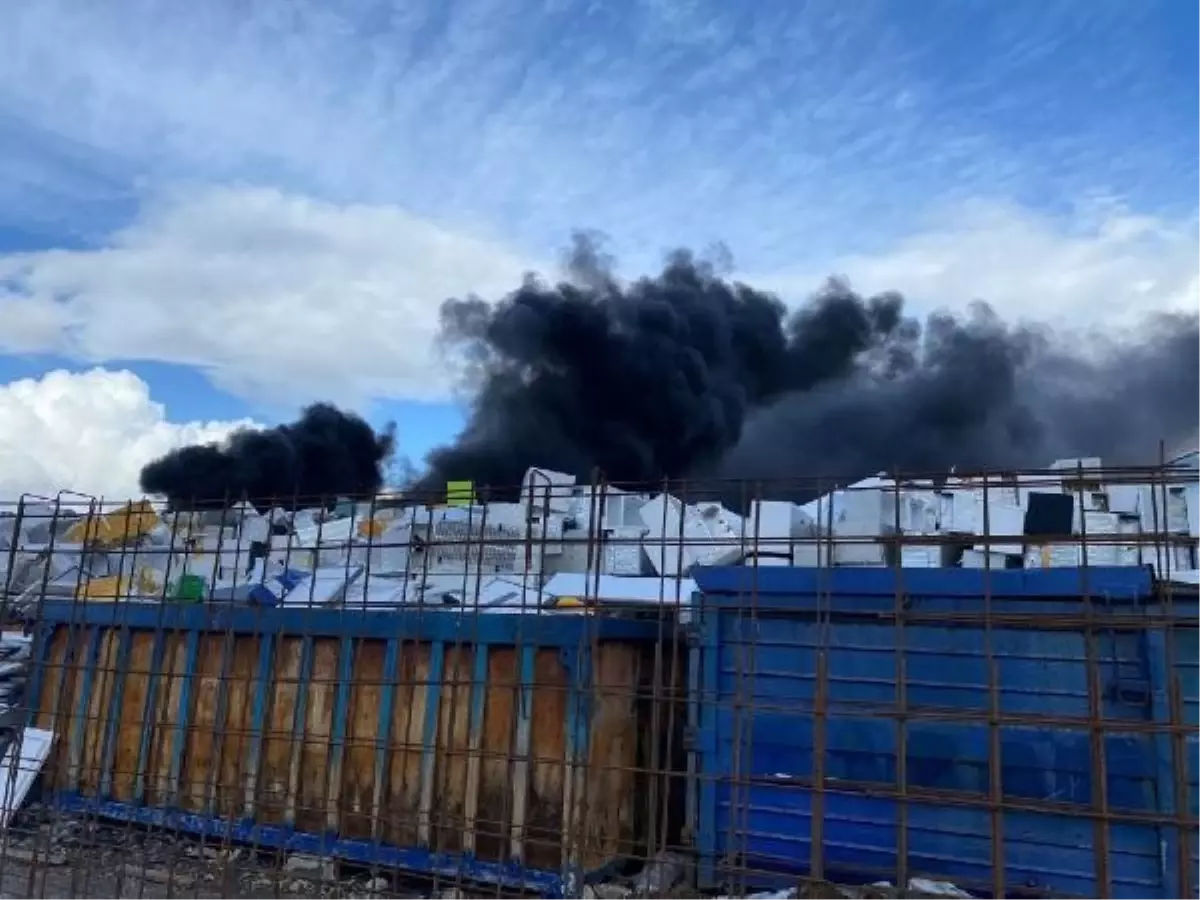 Manisa'da Geri Dönüşüm Tesisi Yangını