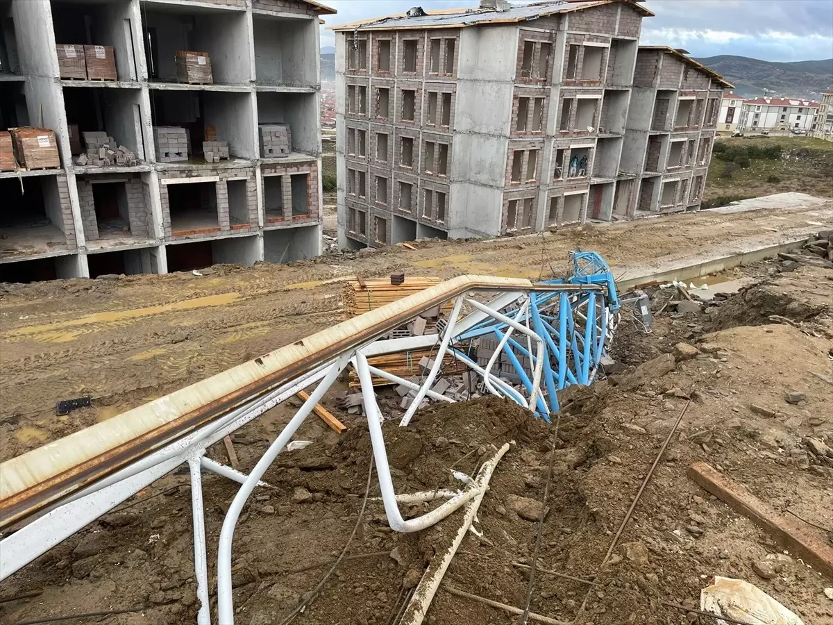 Manisa'da kule vincin devrilmesi sonucu operatör hayatını kaybetti