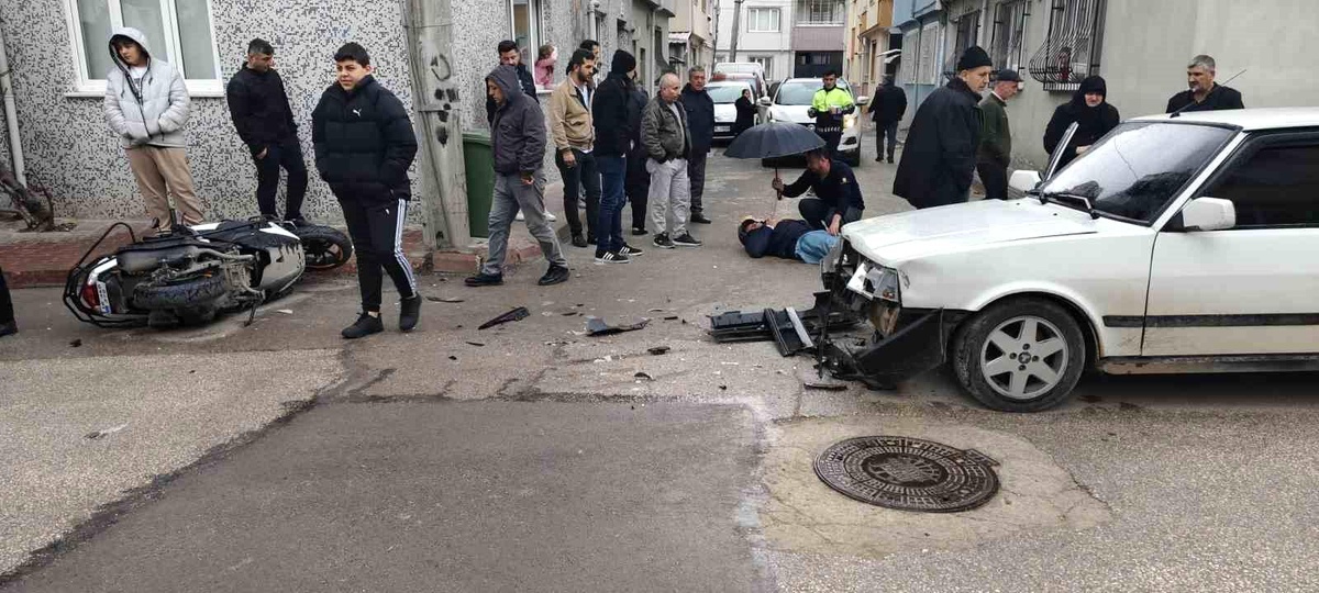 İnegöl\'de otomobil ile motosiklet çarpıştı, sürücü yaralandı
