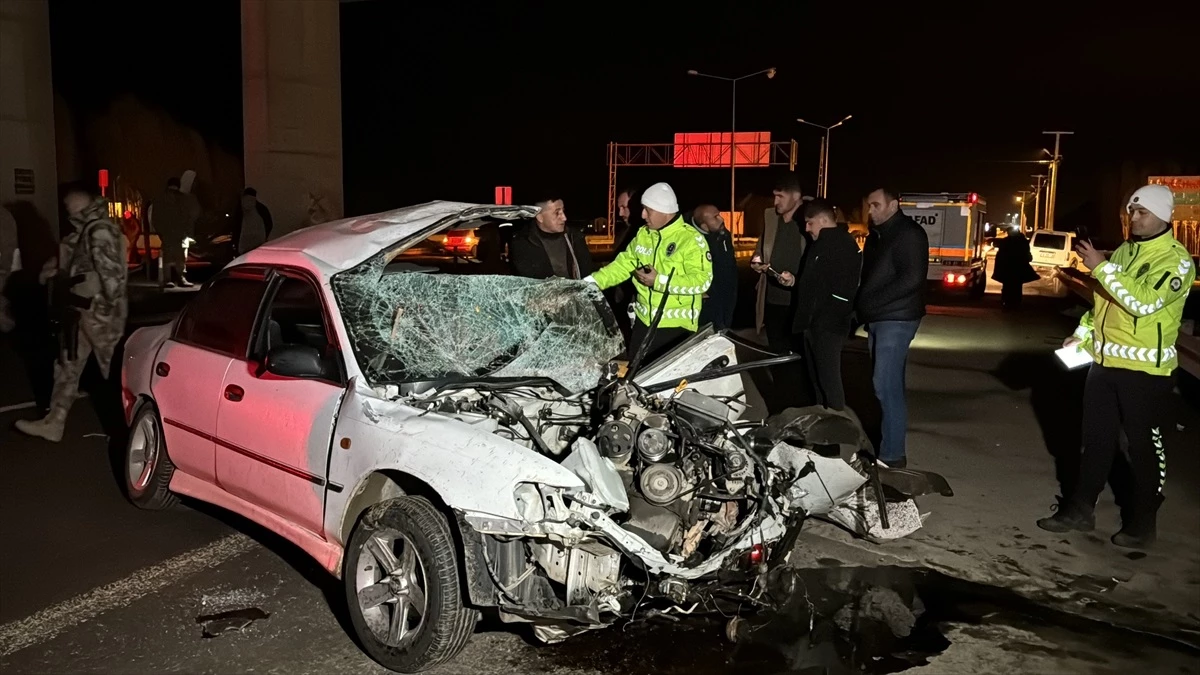 Muş\'ta Kontrolden Çıkan Otomobilde 2 Kişi Yaralandı
