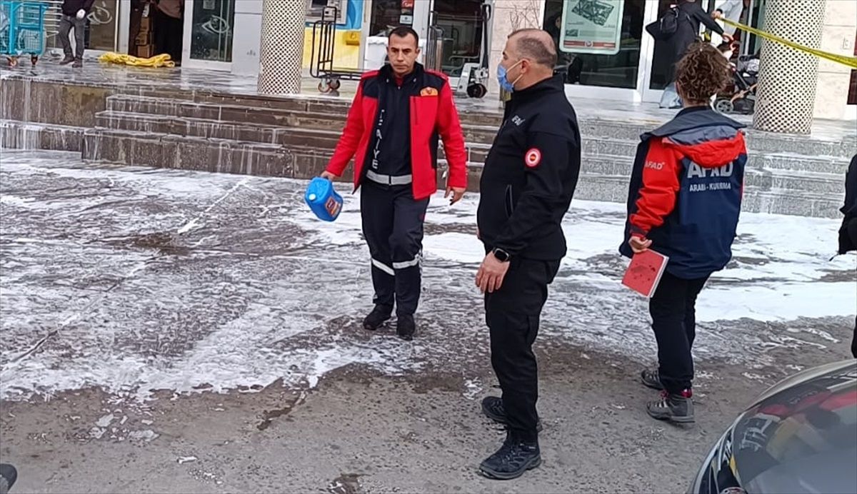 Niğde\'de Zirai İlaç Zehirlenmesi: 4 Kargo Personeli Hastaneye Kaldırıldı