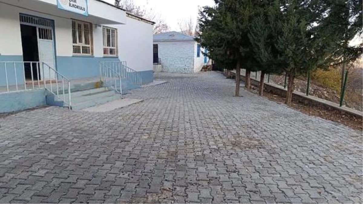 Adıyaman\'ın Sincik ilçesinde köy okullarının bahçelerine kilitli taş döşendi