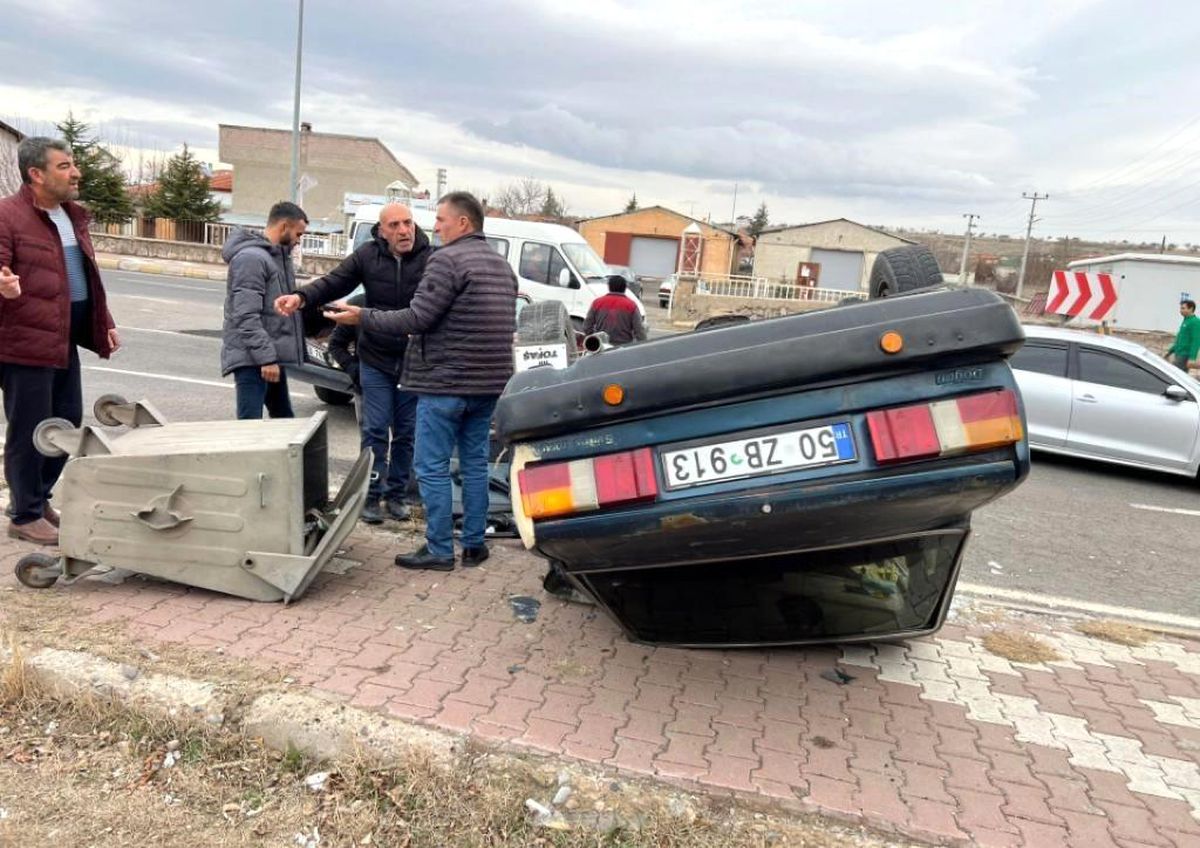 Nevşehir\'de trafik kazası: Araç takla attı, 2 sürücü hafif yaralandı