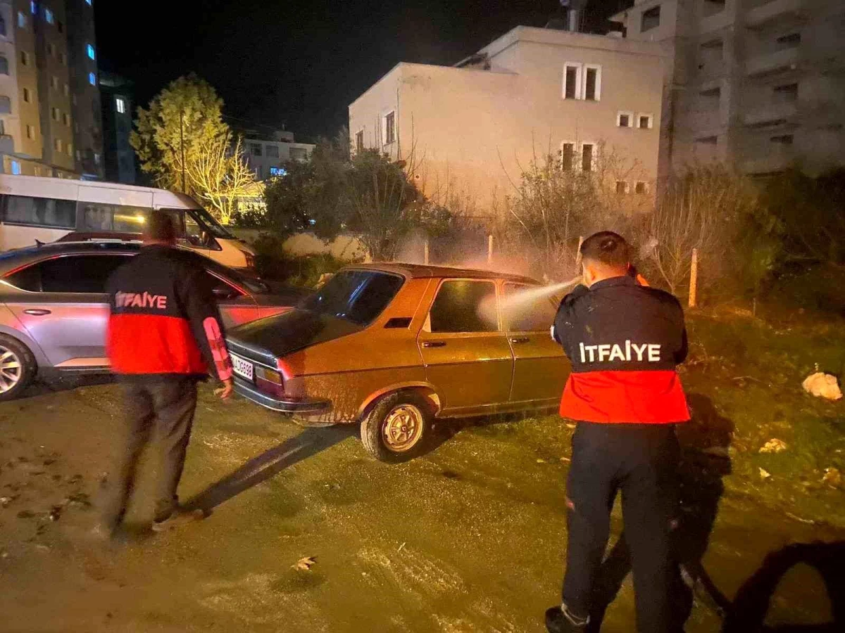 Osmaniye\'de park halindeki otomobil alev alev yanarken kameraya yansıdı