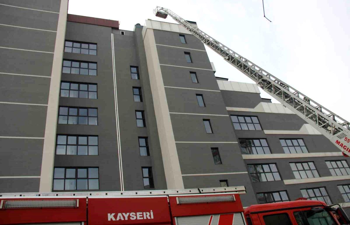 Kayseri\'deki Otelde Çıkan Yangın Söndürüldü