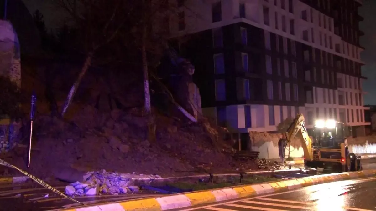 Pendik\'te İlköğretim Okulu İstinat Duvarı Çöktü