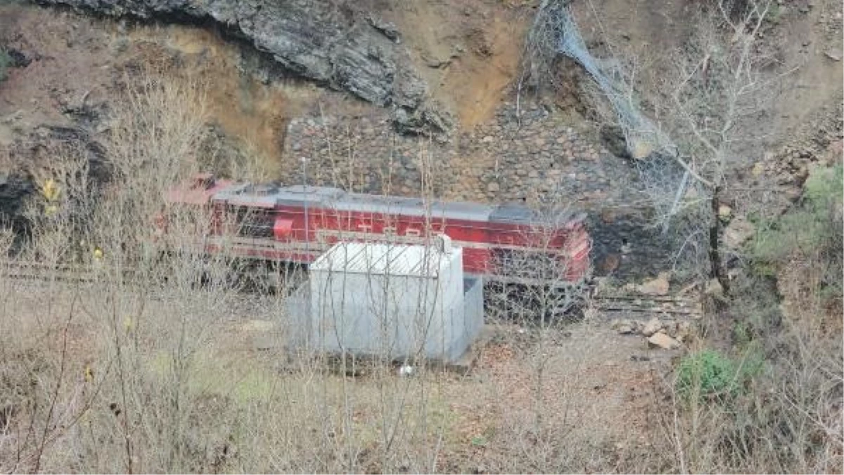 Zonguldak-Karabük arasında raydan çıkan tren vinçle tekrar raylara oturtulacak