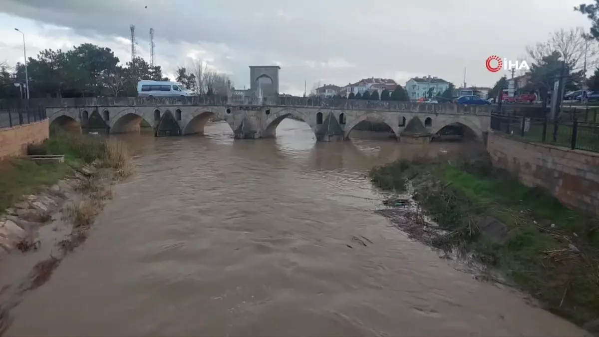 Sağanak yağış Babaeski\'de derelerin su seviyesini yükseltti