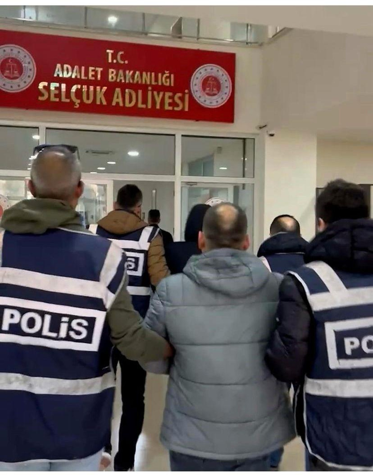 İzmir\'de Uyuşturucu Operasyonu: 1,5 Kilogram Madde Ele Geçirildi