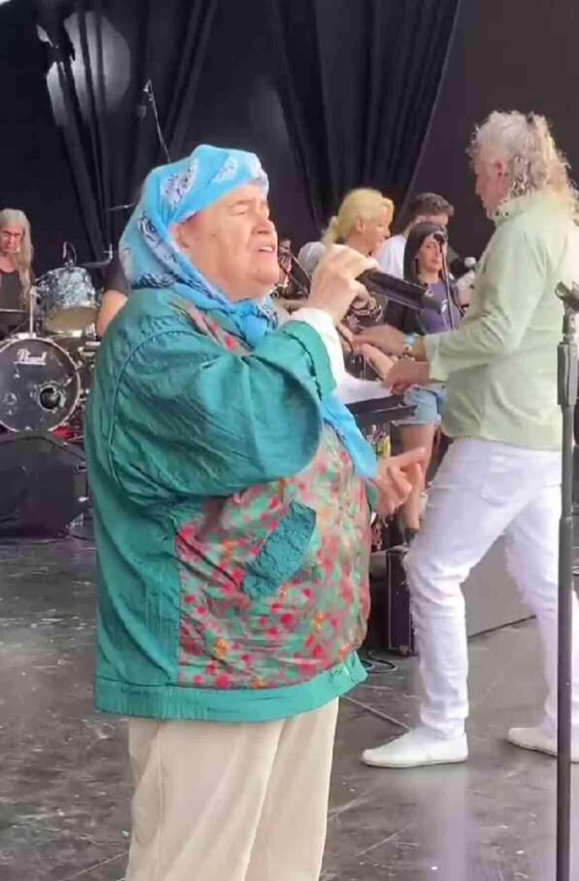 Selda Bağcan'ın provaya başörtülü çıkması olay oldu