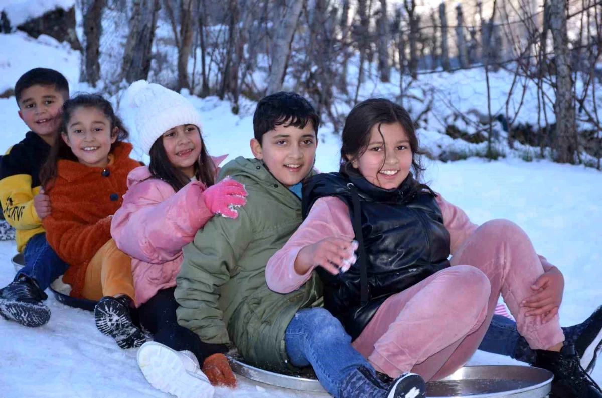Şırnak\'ta çocuklar kar yağışı sonrası buz pistinde kaymanın keyfini çıkardı