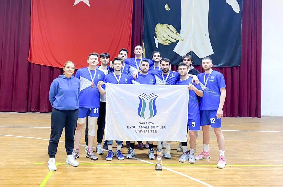 SUBÜ Erkek Basketbol Takımı Zonguldak\'ta bronz madalya kazandı