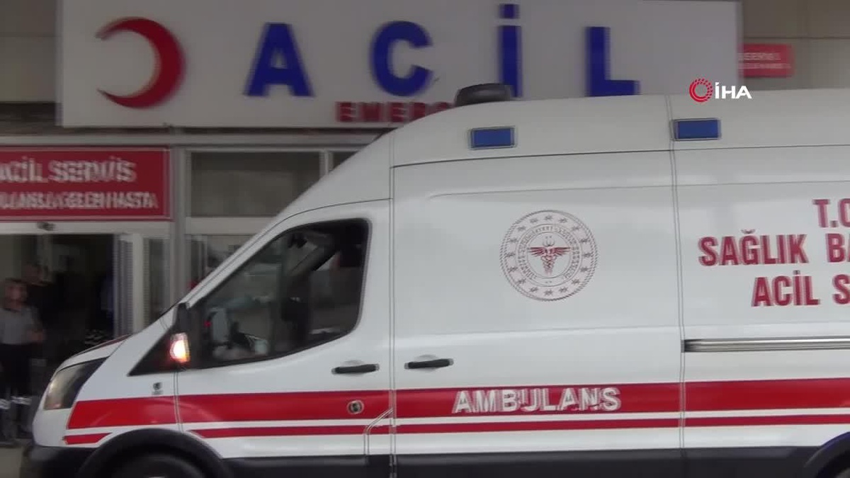 Sürücünün direksiyon hakimiyetini kaybetmesi sonucu minibüs devrildi: 7 yaralı