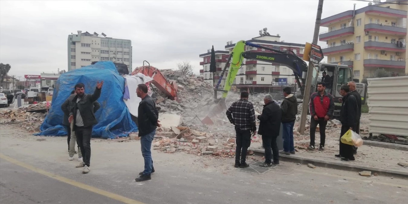 Mersin\'de kontrollü yıkım sırasında apartman çöktü, iş makinesi operatörü yaralandı
