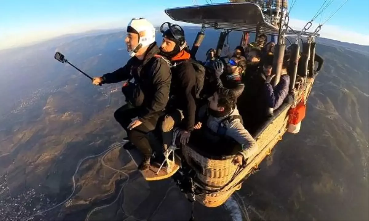 Pamukkale\'de Paraşütçüler Adrenalin Dolu Anlar Yaşadı