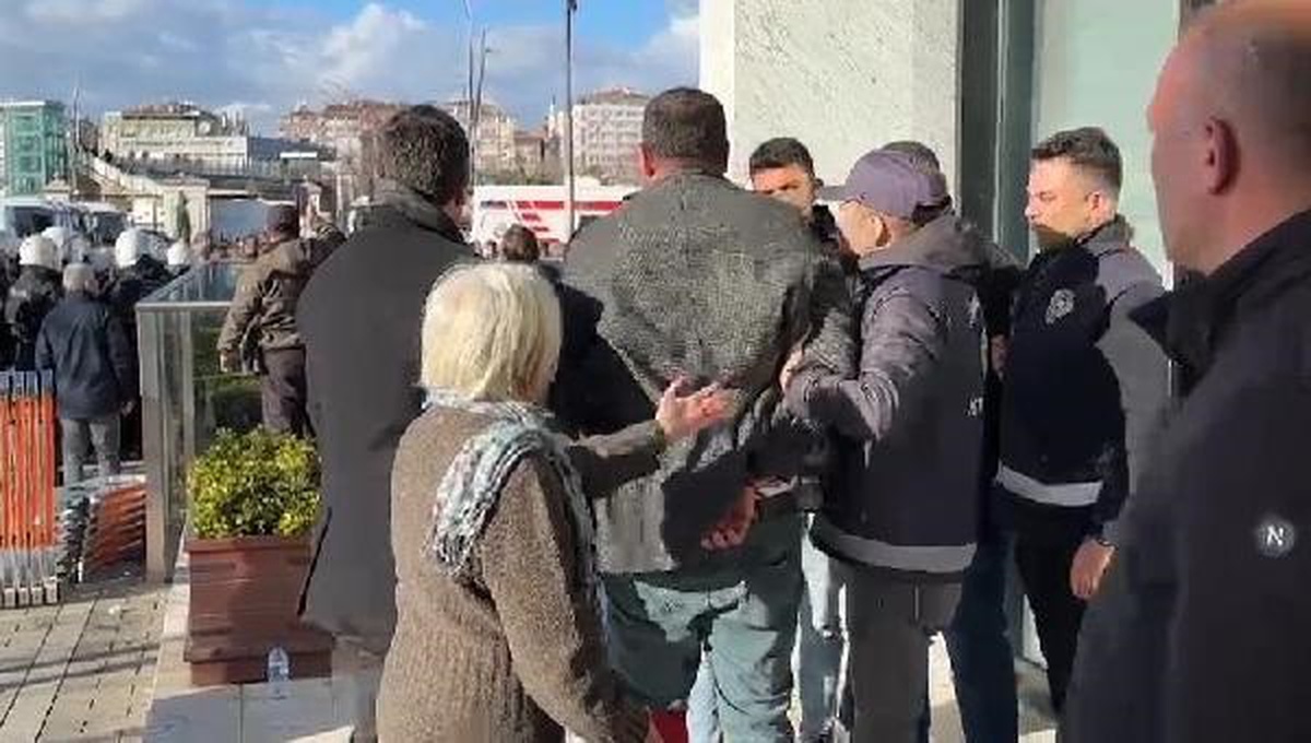 UKOME toplantısı sonrası taksiciler binaya saldırdı