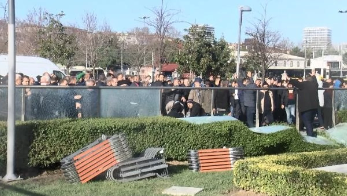 İstanbul\'da minibüslerin taksiye dönüşmesine tepki: UKOME binasına saldırı