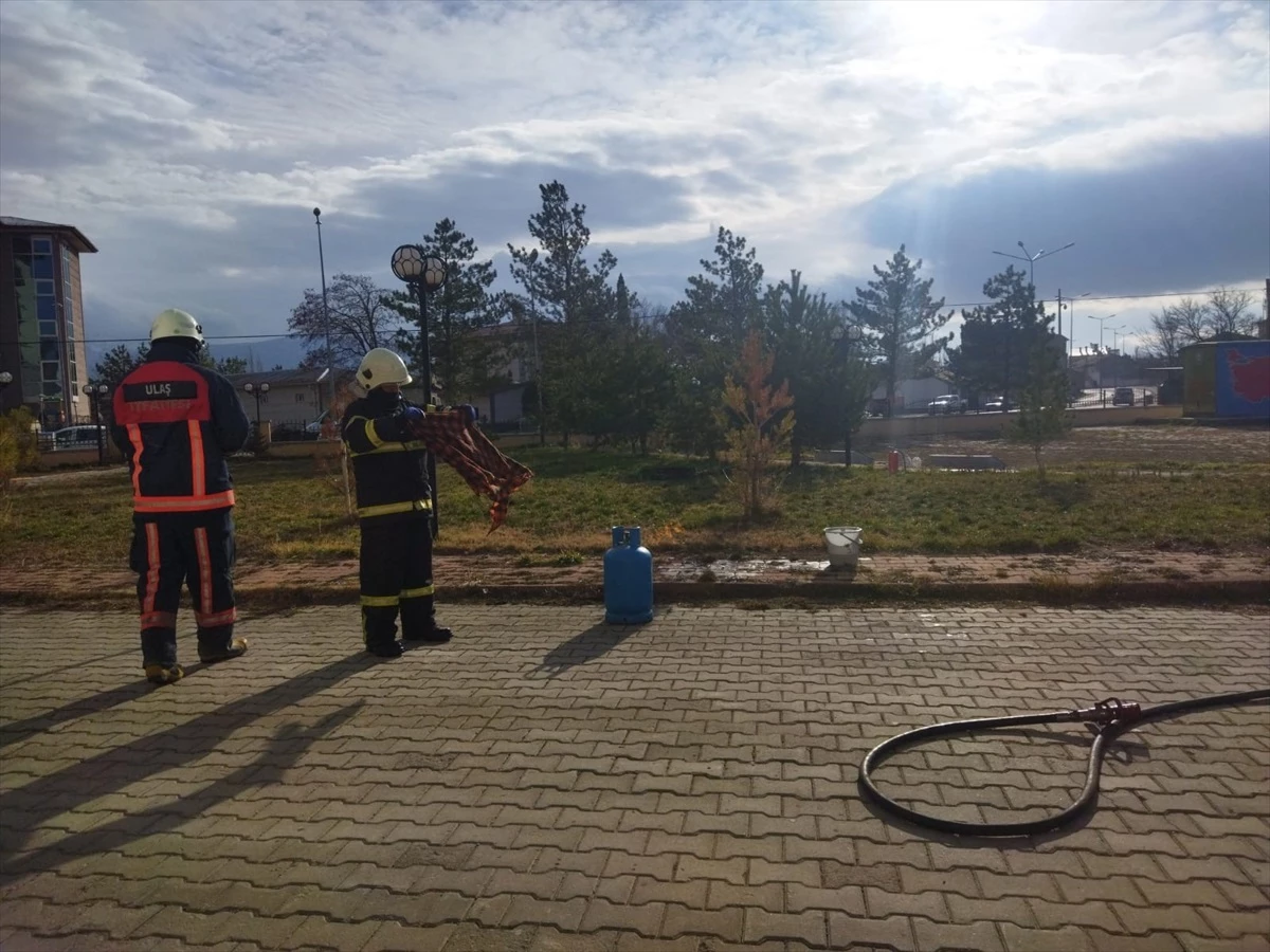 Sivas Ulaş\'ta Belediye İtfaiye Ekipleri Yangın Tatbikatı Gerçekleştirdi