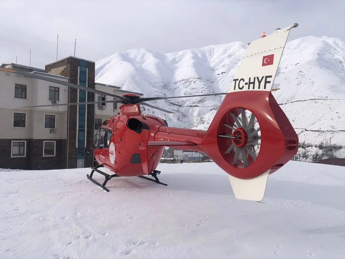 Van\'da düşen kadın ambulans helikopterle hastaneye ulaştırıldı
