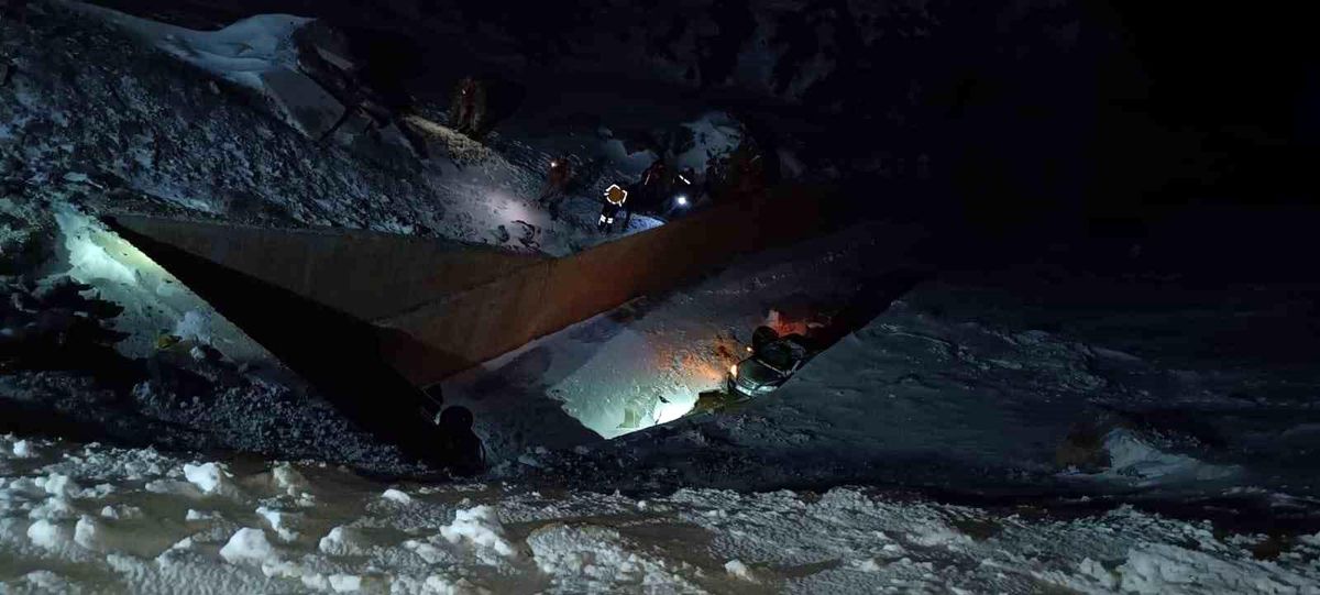 Van-Hakkari karayolunda fırtına ve buzlanma nedeniyle üç araç şarampole düştü, 5 kişi yaralandı