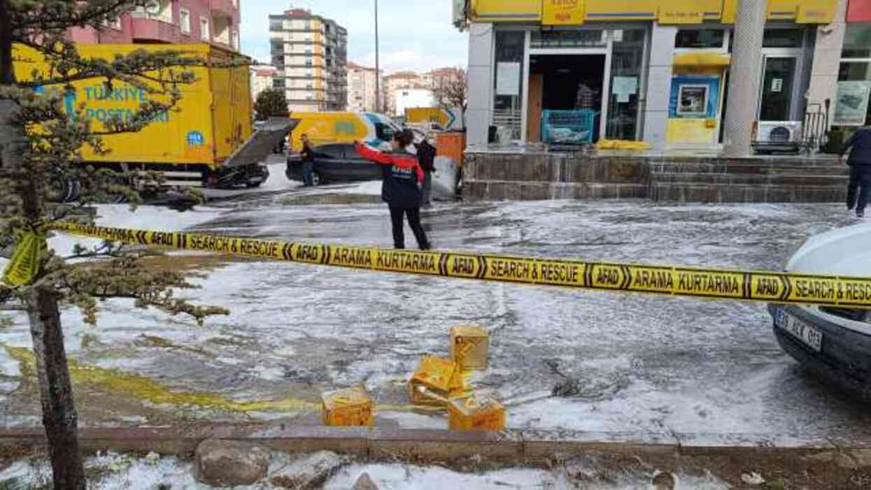 Zirai ilaç yüklü kargo patladı, 4 çalışan hastanelik oldu Zirai ilaç yüklü kargo patladı, 4 çalışan hastanelik oldu
