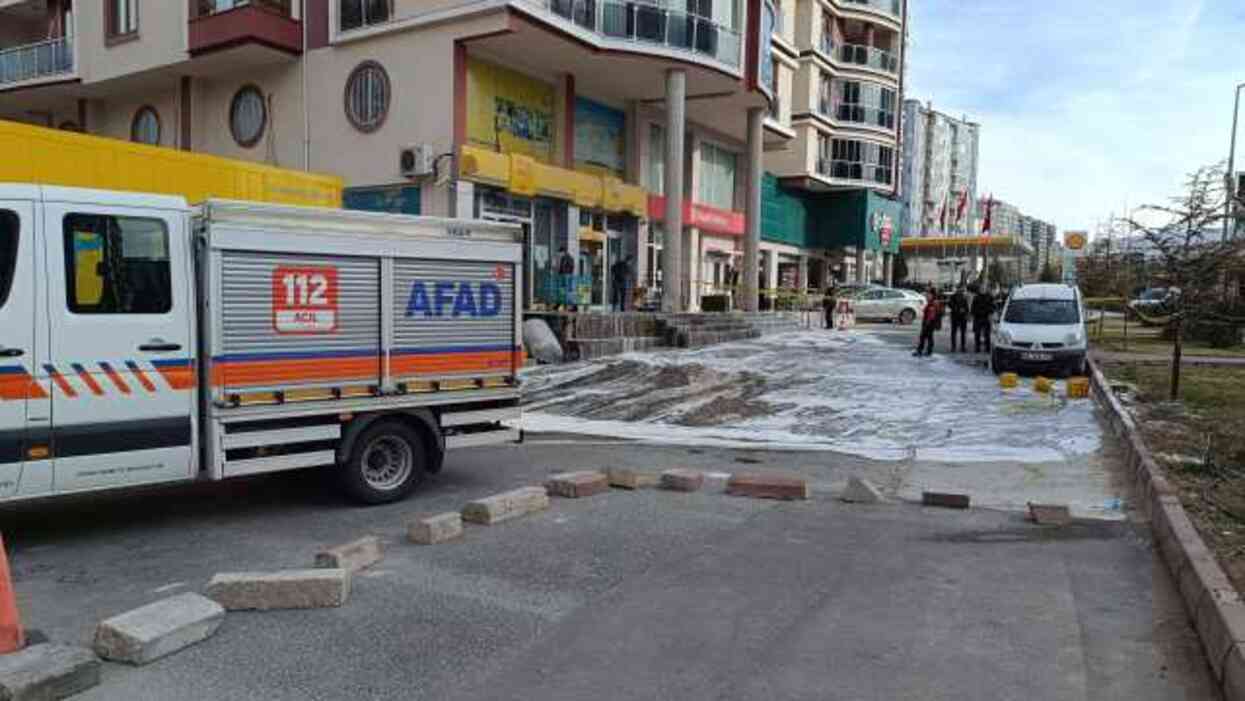 Zirai ilaç yüklü kargo patladı, 4 çalışan hastanelik oldu Zirai ilaç yüklü kargo patladı, 4 çalışan hastanelik oldu