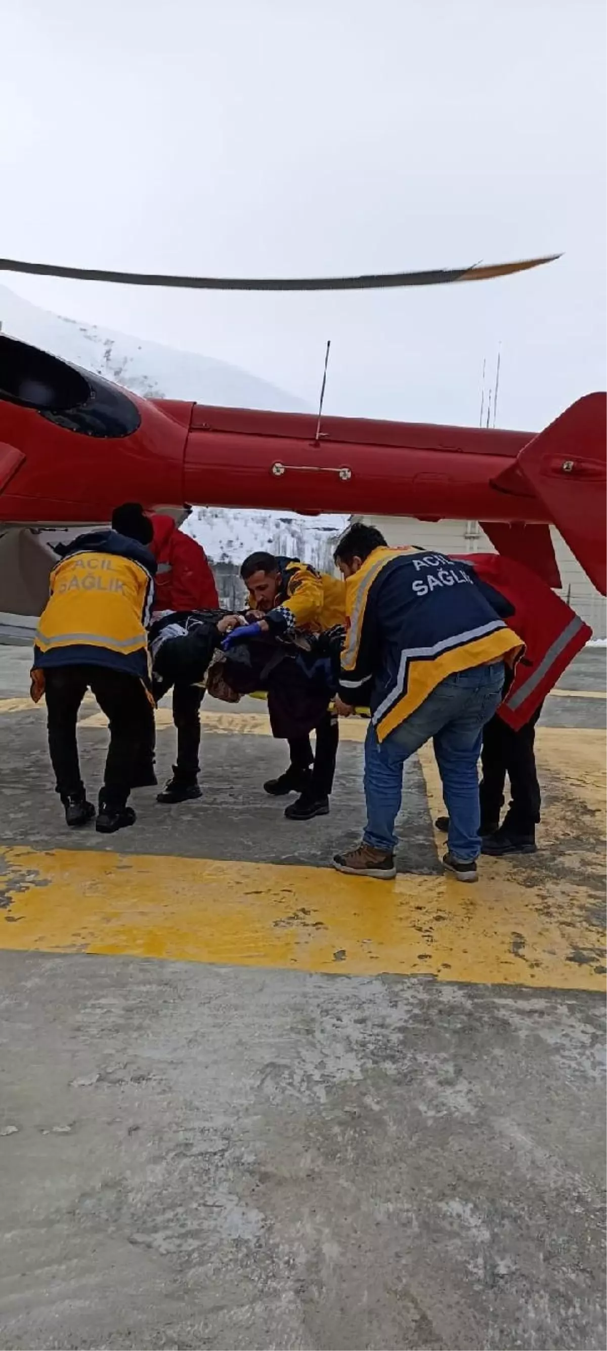 Van\'da göğüs ağrısı şikayetiyle hastaneye başvuran yaşlı hasta ambulans helikopterle Van Bölge Eğitim ve Araştırma Hastanesi\'ne götürüldü