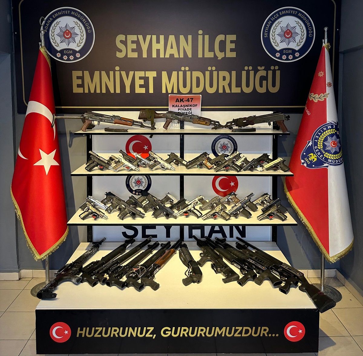 Adana\'da yapılan operasyonda 65 ruhsatsız silah ele geçirildi