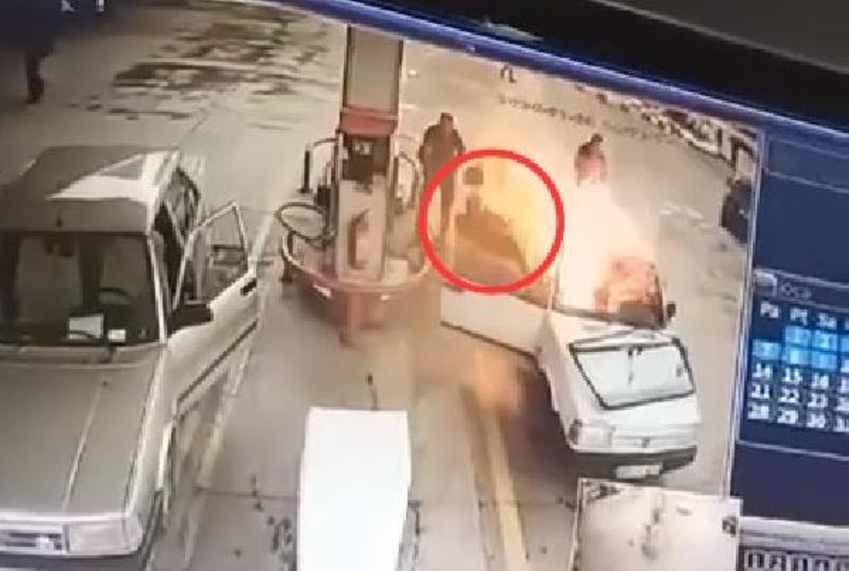 Adana\'da Akaryakıt İstasyonunda Otomobil Alev Aldı, Bir Kişi Yaralandı