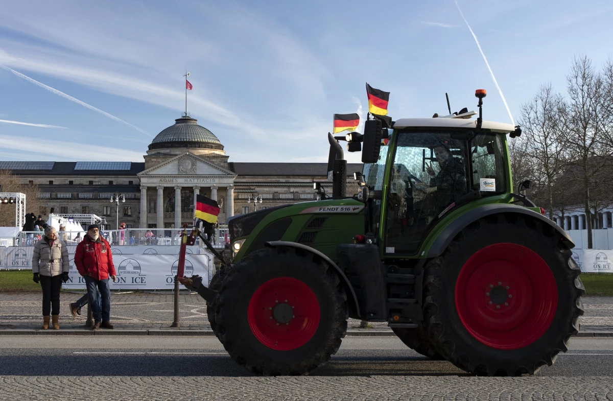 Almanya\'da çiftçiler tarımsal desteğin kaldırılmasına karşı protesto gösterilerine başladı