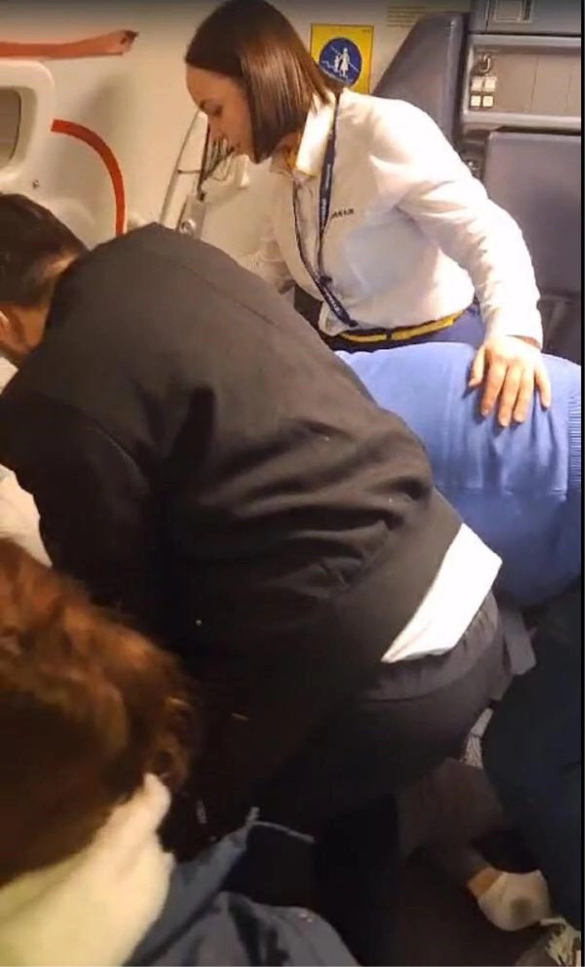 İrlandalı alkollü kadın, uçakta yolcuya saldırdı