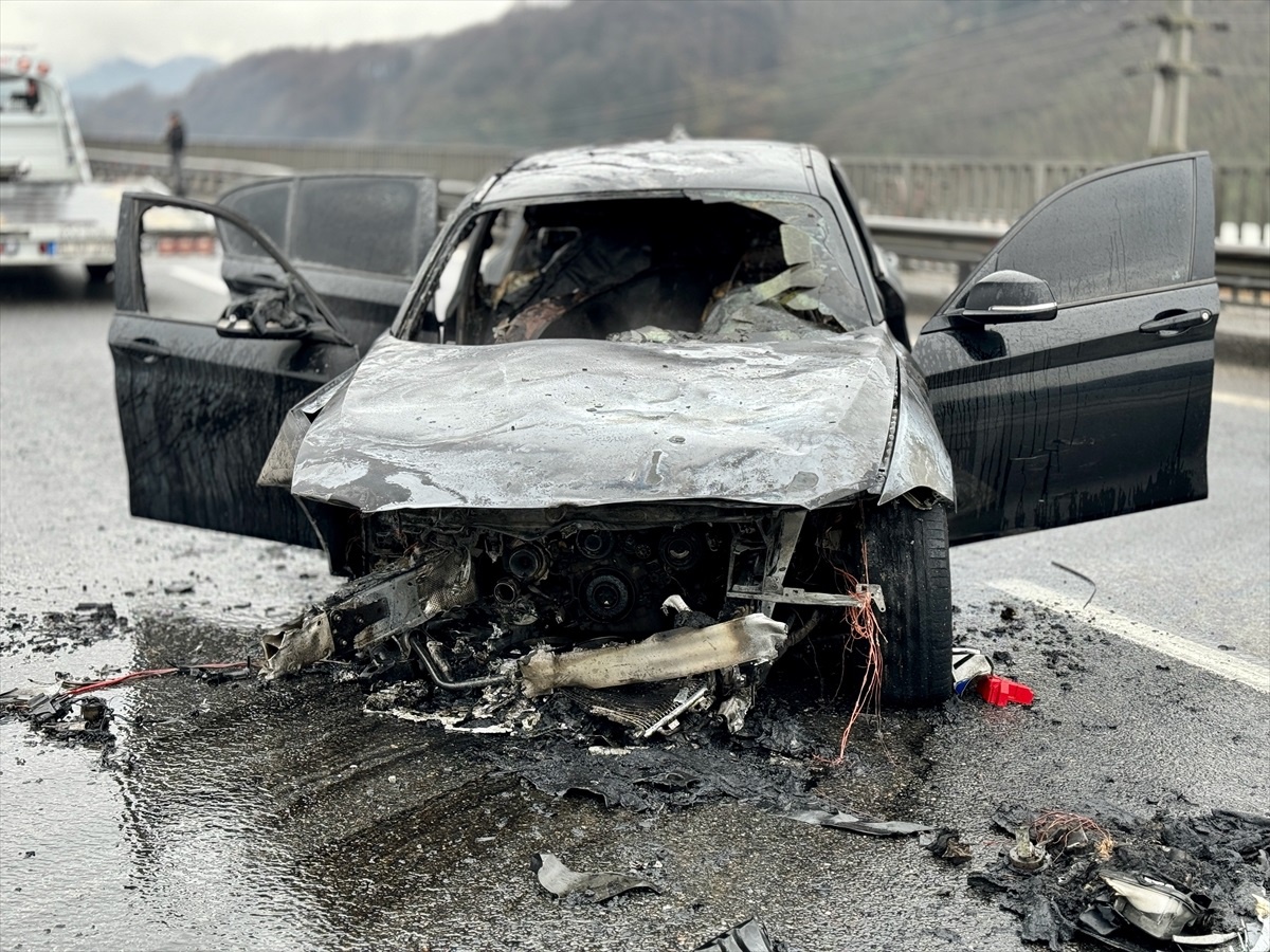 Anadolu Otoyolu\'nda kaza sonrası çıkan yangın otomobili kullanılamaz hale getirdi